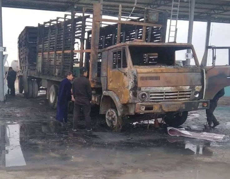 Qashqadaryodagi siqilgan gaz quyish shoxobchasida “Kamaz” yuk mashinasi yonib ketdi