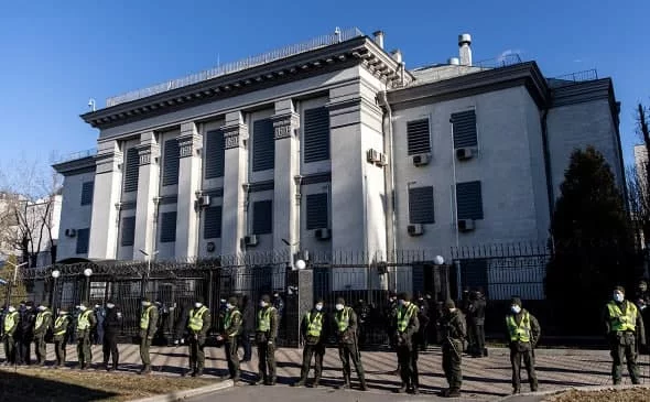 Rossiyaning Kiyevdagi elchixonasi bayrog‘i tushirildi