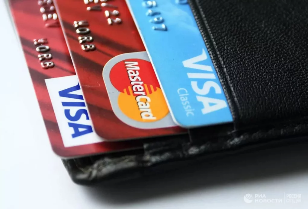 Россиянинг санкцияга учраган банклари Visa ва Mastercard карталарини чиқара олмайди