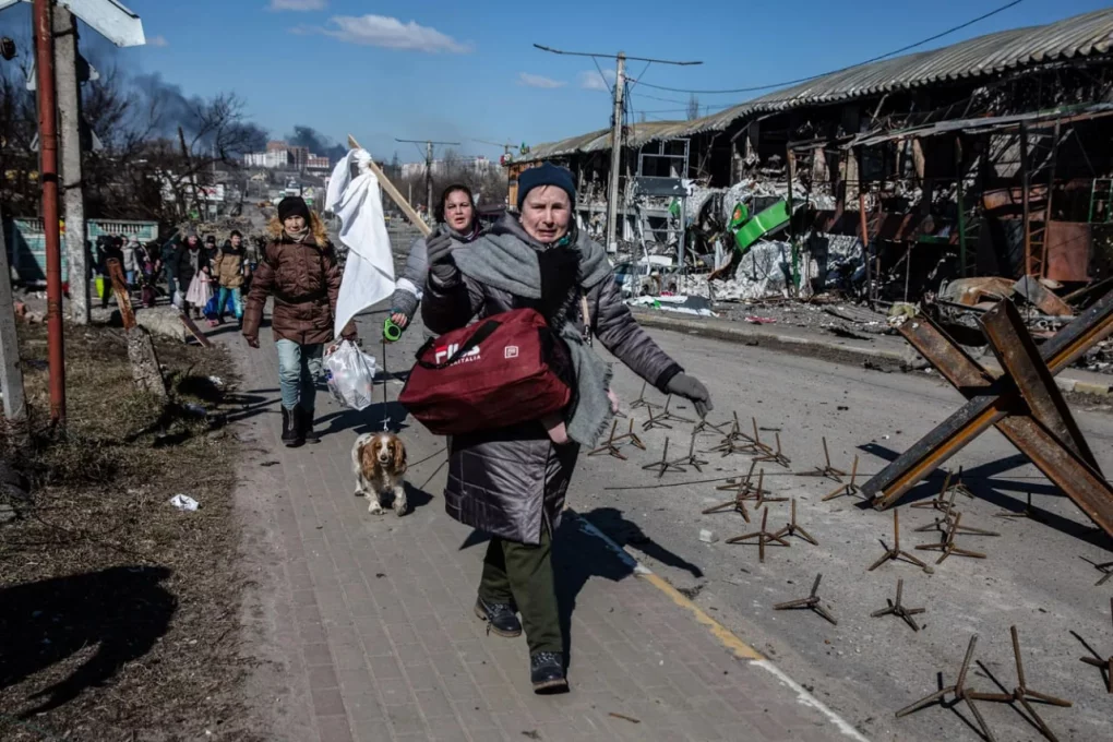 Qamaldagi Mariupol. Rus armiyasidan qochayotgan odamlar — Ukrainadagi urushning ikki kunidan fotoreportaj