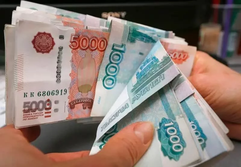 Dollar va yevro kursi pastladi, rubl esa «quladi»