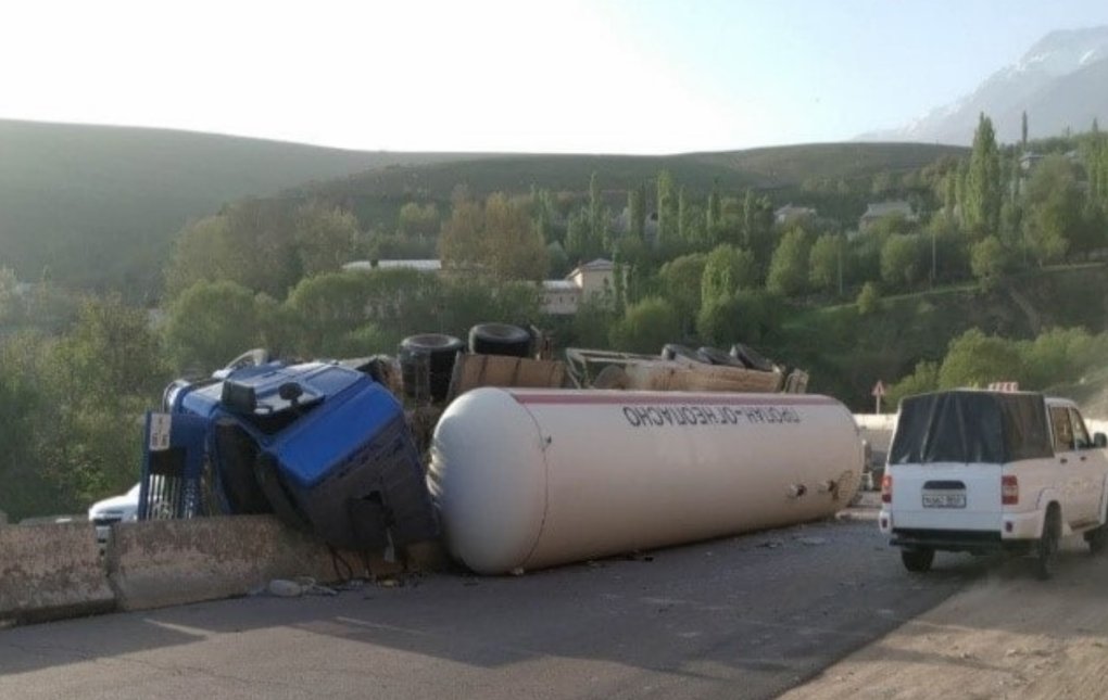 Qamchiq dovonida suyultirilgan gaz ortilgan yuk mashinasi beton to‘siqqa urilib, ag‘darildi