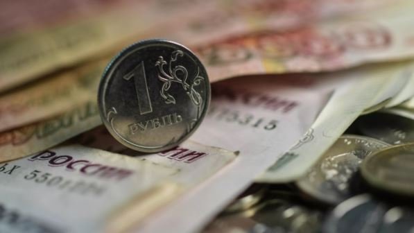 Ekspert Rossiyada dollar kursi nega pastligini tushuntirdi