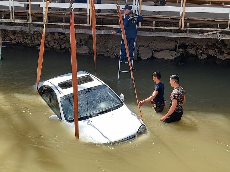 Toshkent tumanida Lacetti avtomobili kanalga tushib ketdi (foto)