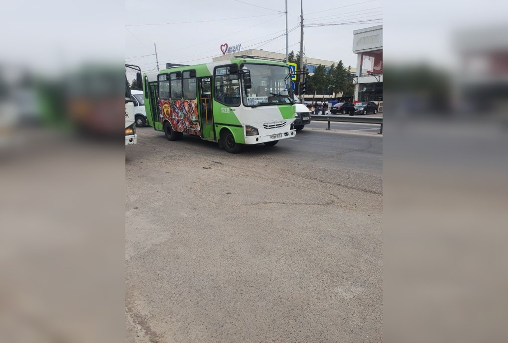 Qibrayda ikki avtobus poyga o‘ynadi va ulardan biri Lacetti bilan to‘qnashib ketdi