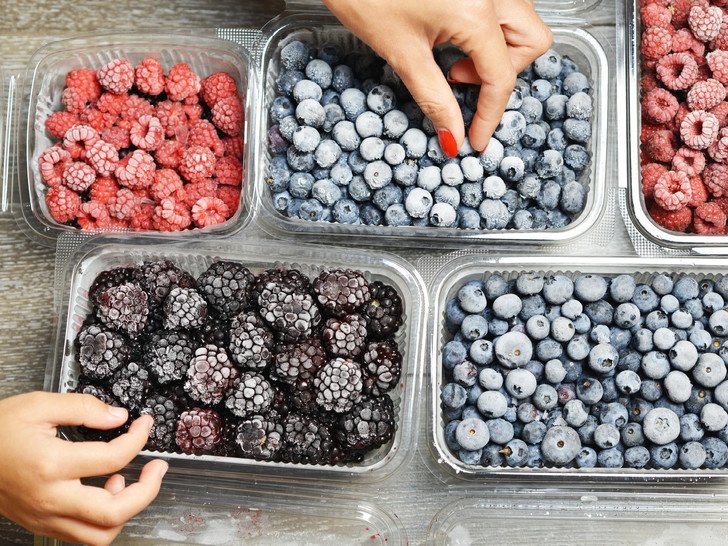 Qishga tayyorgarlik: qulupnay, gilos va boshqa rezavor mevalarni qanday muzlatish kerak?