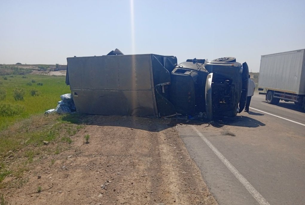 Namanganda «Jiguli» bilan to‘qnashgan «Zil» ag‘darilib ketdi