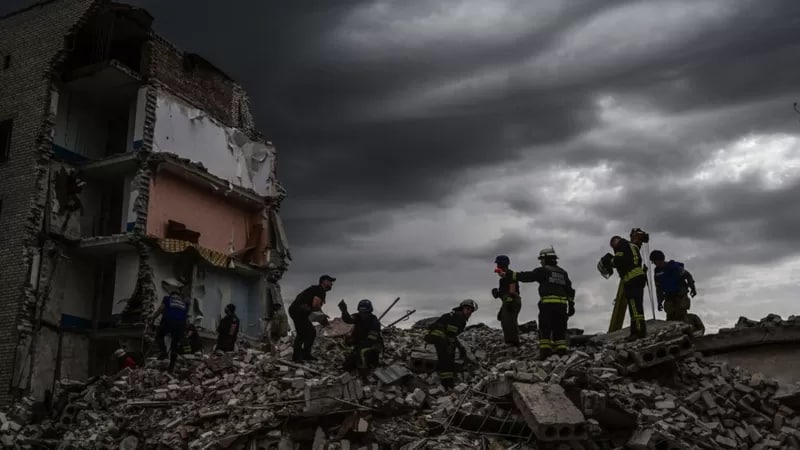 Donetsk oblastida ko‘p qavatli uyga zarba berildi. Kamida 15 kishi halok bo‘lgan