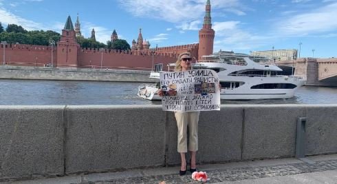 «Putin — qotil». Jurnalist Marina Ovsyannikova Kreml yaqinida yakka o‘zi norozilik namoyishiga chiqdi