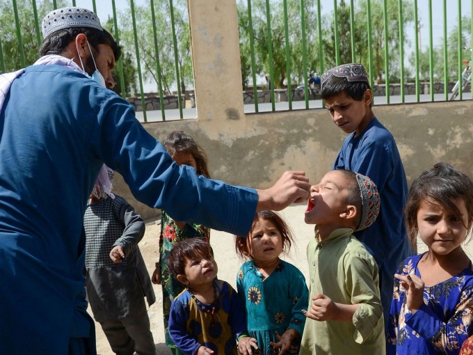 «Ko‘p afg‘on bolalari bu qishda omon qolmaydi»: Tolibon hukmronligi ostidagi bir yil mamlakatni qanday o‘zgartirdi?