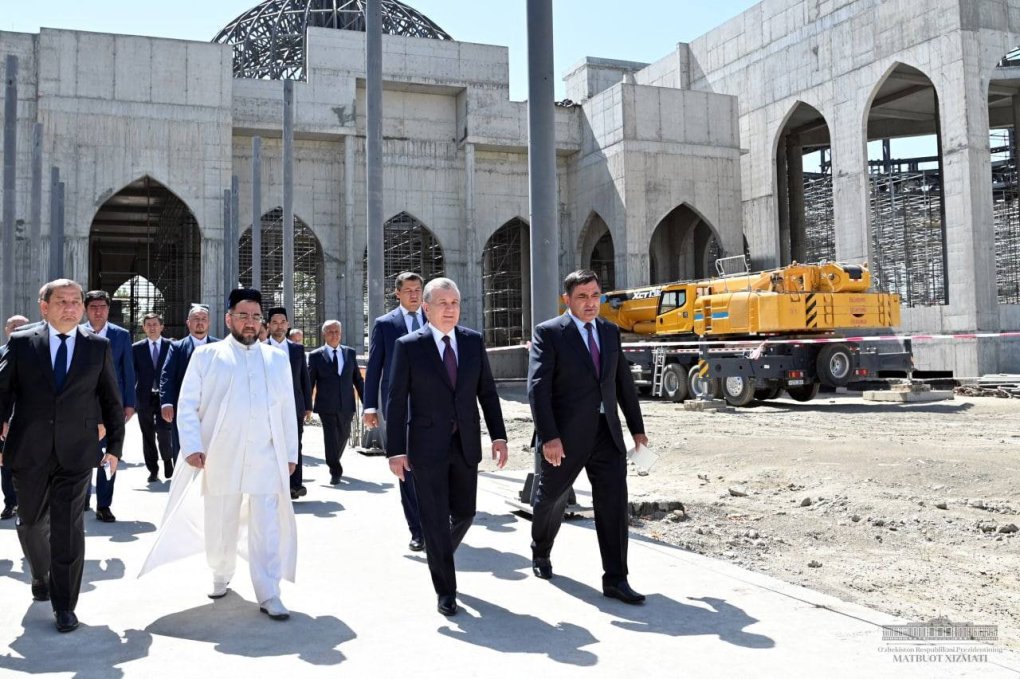 Shavkat Mirziyoyev Imom Buxoriy maqbarasini ziyorat qildi