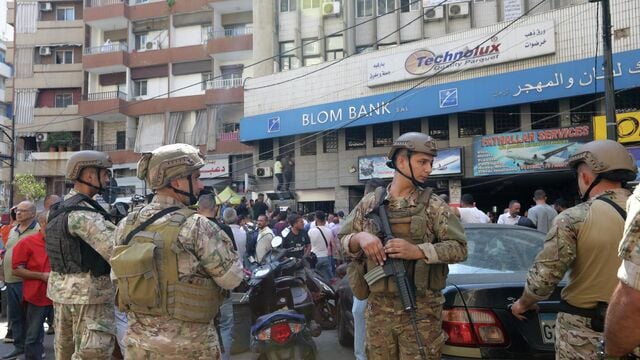 Грузияда қуролли босқинчи банкдаги 12 кишини гаровга олиб, 2 млн доллар талаб қилди (видео)