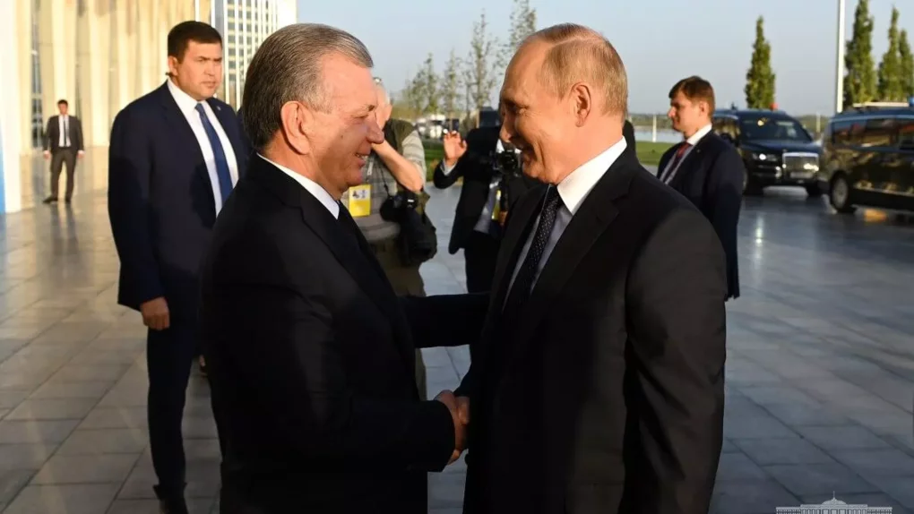 Путин ШҲТ саммити аъло даражада ташкил этилгани учун Мирзиёевга миннатдорчилик билдирди