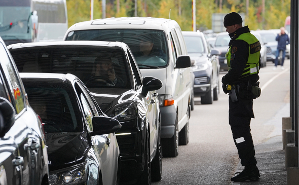 Финляндия ва Норвегия чегараларида рекорд даражадаги автомобиллар қайд этилди