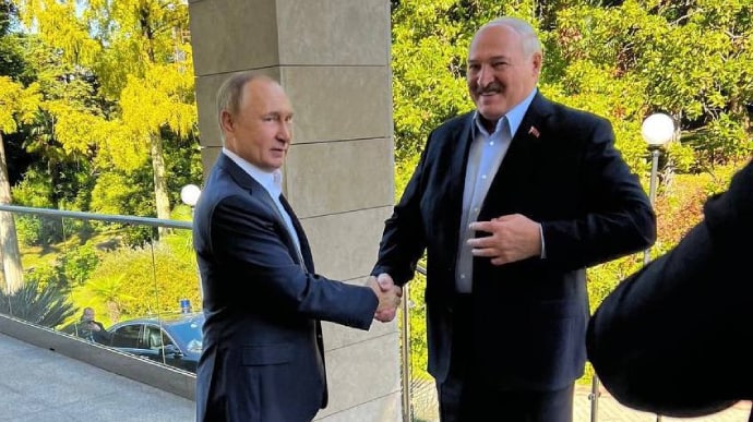 «Mayli, qochaverishsin». Lukashenko Putin bilan uchrashuvda Rossiyadagi safarbarlik haqida gapirdi