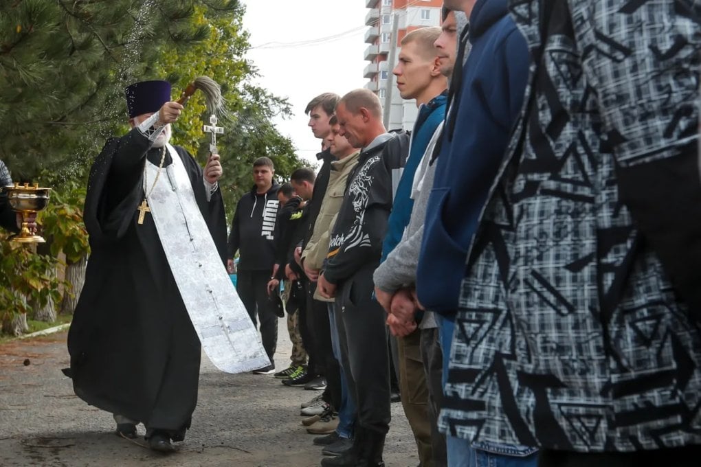 Donbassda avtomatlar bilan referendum, Rossiyada yig‘i ostidagi safarbarlik (foto)