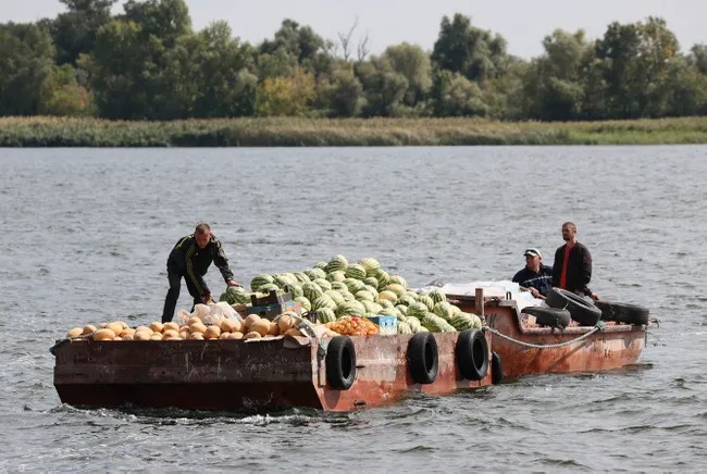 Украинадаги урушнинг 197-куни: Балаклияда украинлар байроғи, дарё орқали тарвуз ташиётган херсонликлар (фото)