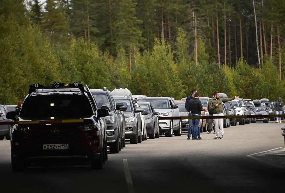 Rossiya: O‘tish punktlarida ko‘p kilometrlik navbatlar yuzaga keldi, yoshlar mamlakatni tark etishmoqda