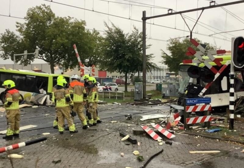 Niderlandiyada poyezd avtobusni ikkiga bo‘lib yubordi