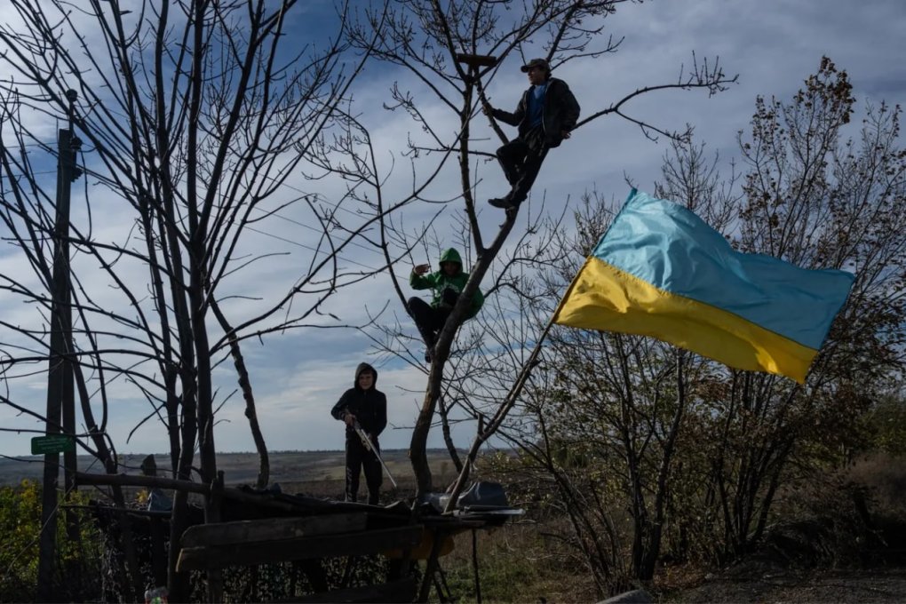 Ukrainadagi urushning 238-kuni: Donetskda jang qilayotgan harbiylar, Xarkovda «urush-urush» o‘ynayotgan bolalar (foto)