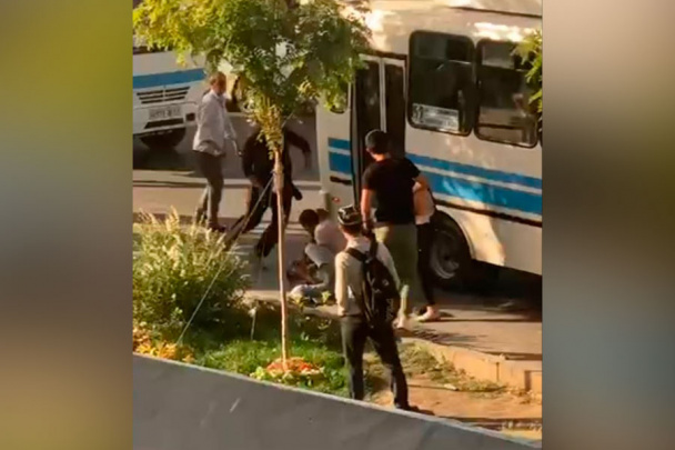 Samarqandda avtobus haydovchilari va konduktorlari bir-birini do‘pposladi (video)