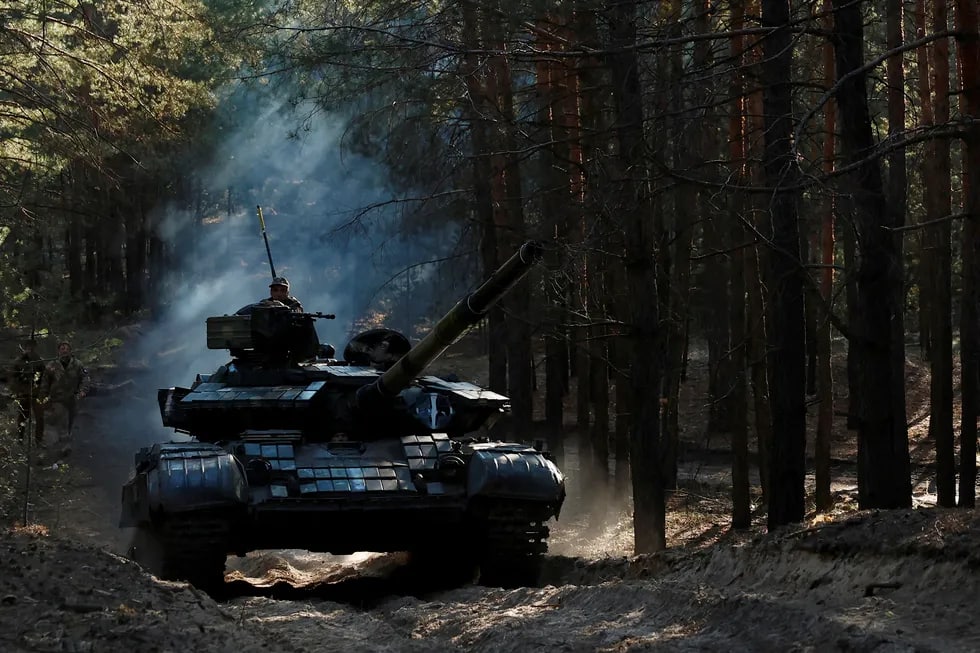 Украинадаги урушнинг 235-куни: Ўлжа қилинган танкдаги украин аскарлари ва Киевдаги вайронгарчиликлар (фото)