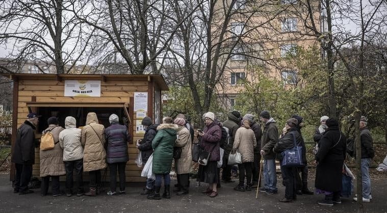 Запорижжя расмийлари: Россия гуманитар ёрдам тарқатиладиган пунктга ҳужум қилди