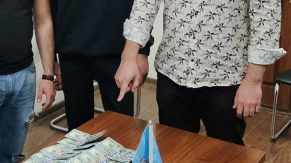 Самарқандда «замдекан» пора олаётиб қўлга тушди