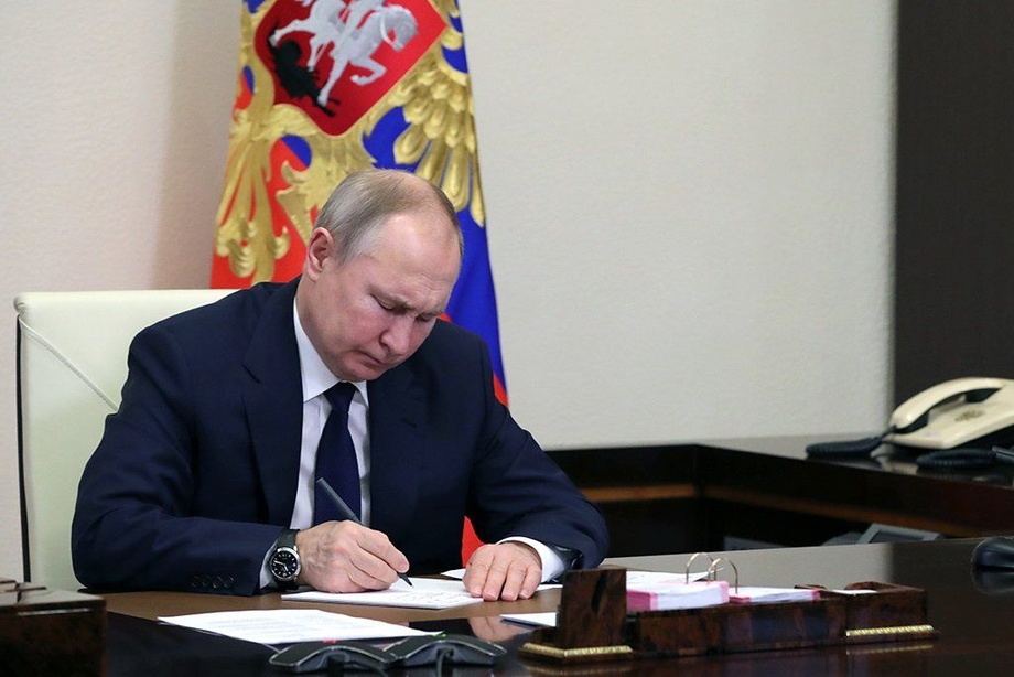 Путин чет эллик фуқароларни Россия армиясига жалб этувчи фармонни имзолади