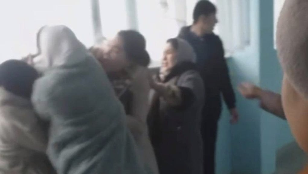 Наманганда ўқитувчи ва мактаб директорининг фарзандлари муштлашди (видео)