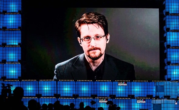 Эдвард Сноуден қасамёд қилиб, Россия паспортини қабул қилиб олди