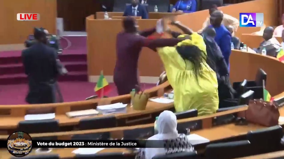 Senegalda muxolifat vakili ayol deputatga tarsaki tushirdi (video)