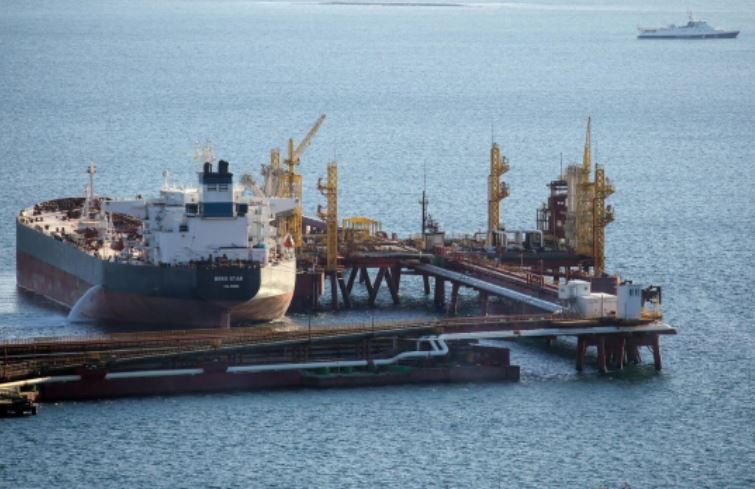 Россия санкциялар остида нефт сотиш учун «яширин флот»ини тузган