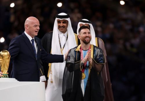 Messi taqdirlash marosimida kiygan libosga fantastik summa taklif qilindi