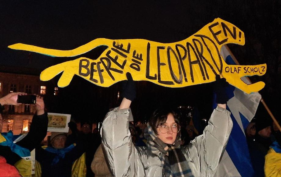 Берлинда одамлар Украинага танк беришни сўраб оммавий митинг ўтказди