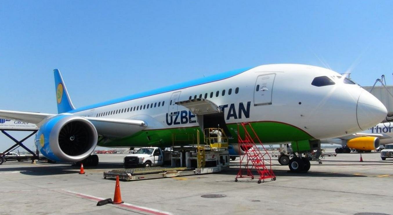 Рейс минск ташкент. Узбекистан авиакомпания хаво йуллари. Dreamliner Boeing-787 Uzbekistan. Боинг 787-8 узбекские авиалинии. Самолет Боинг 787 узбекские авиалинии.