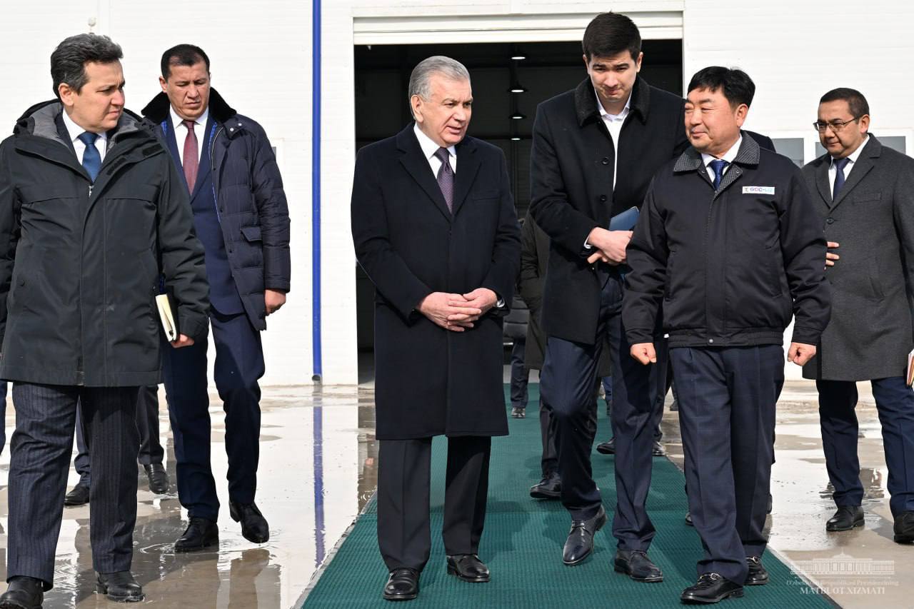 Shavkat Mirziyoyev Jizzaxda ishga tushirilgan sanoat korxonalarini borib ko‘rdi (foto)