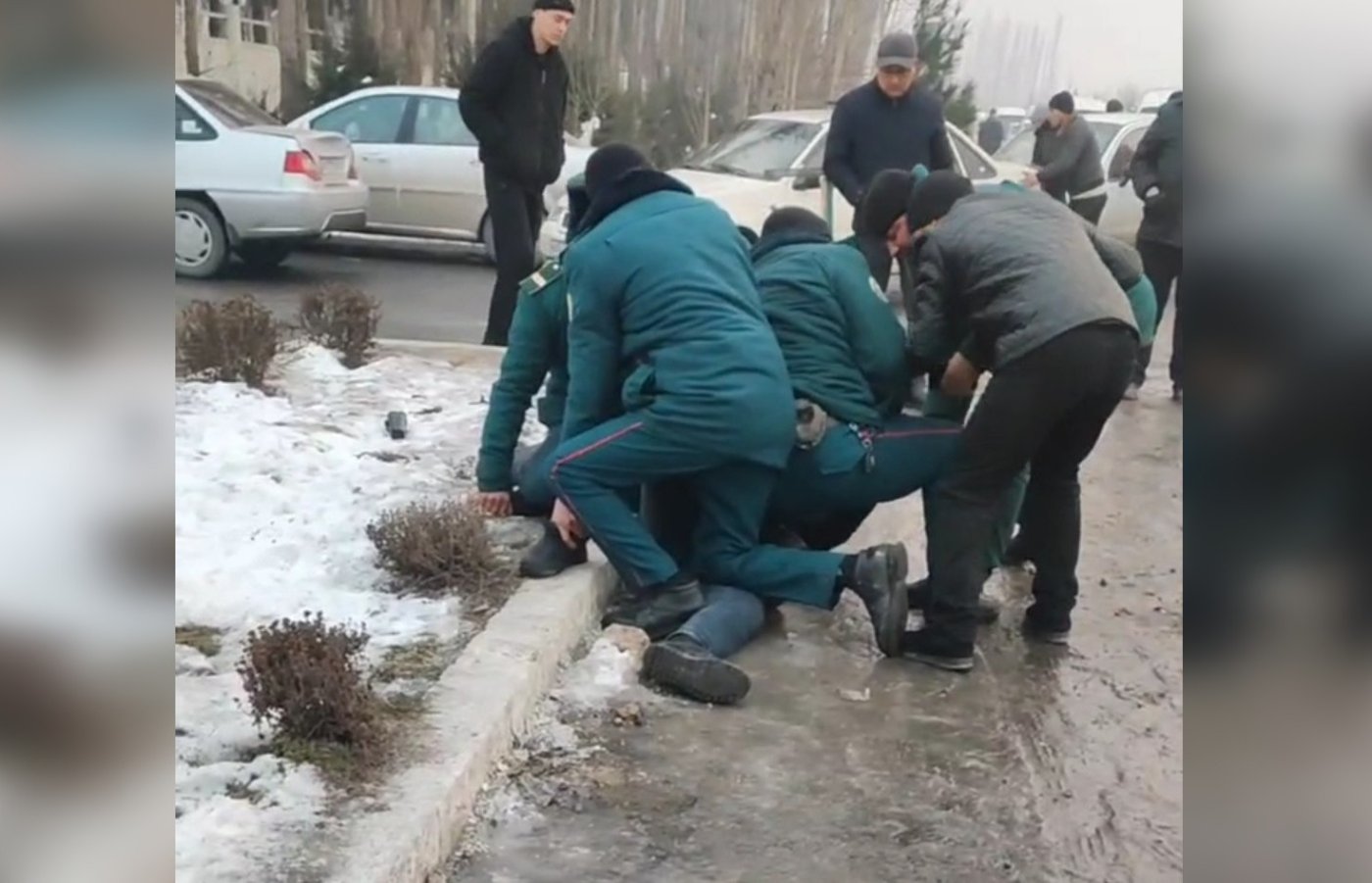 Андижондаги заправкада навбатсиз киришга уринган ҳайдовчи ИИБ ходимлари томонидан ушланди
