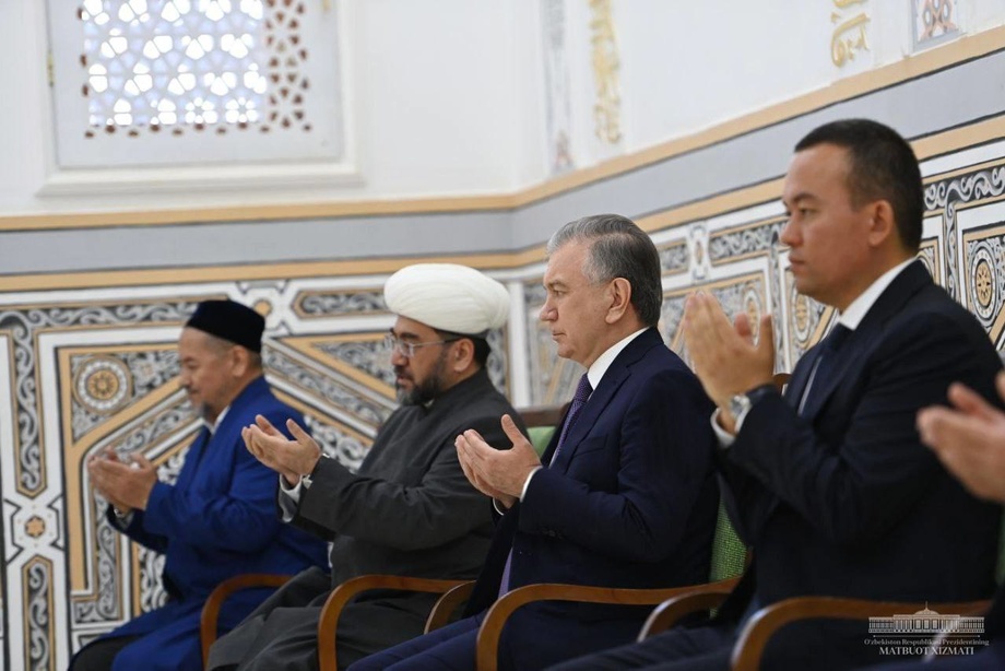 Mirziyoyev Surxondaryoga tashrifini Hakim at-Termiziy maqbarasini ziyorat qilishdan boshladi