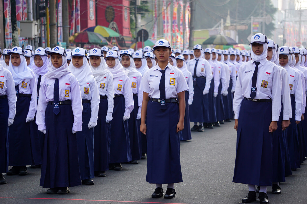 Indoneziyada maktab o‘quvchilari ertalab soat beshdan o‘qishga majburlanmoqda