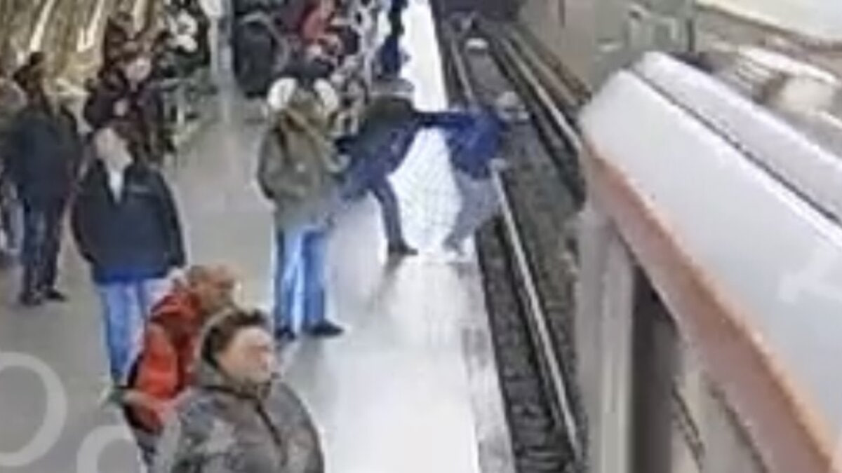 Moskva metrosida erkak 15 yoshli bolani poyezd tagiga itarib yubordi (video)