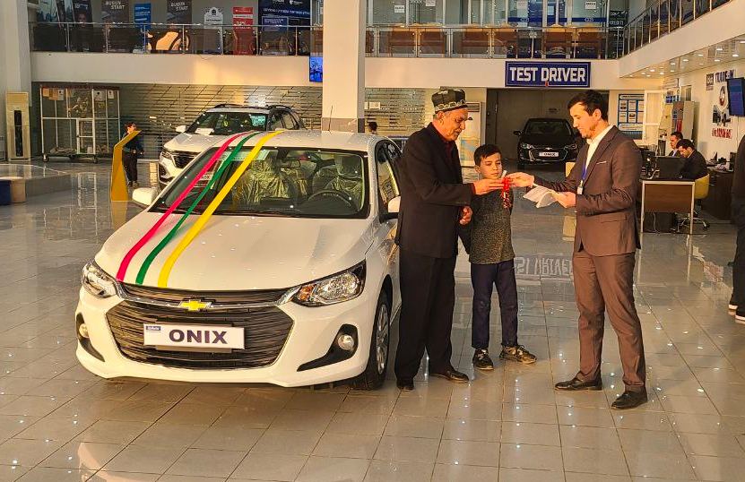 UzAuto Motors xaridorlarga Chevrolet Onix'ni yetkazib berishni boshladi