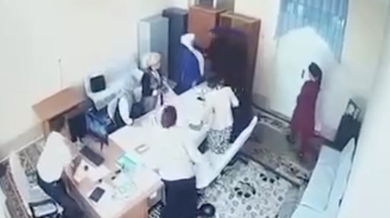 Сурхондарёда эркак ҳамкасби томонидан калтакланган аёл воқеа сабабини айтиб берди