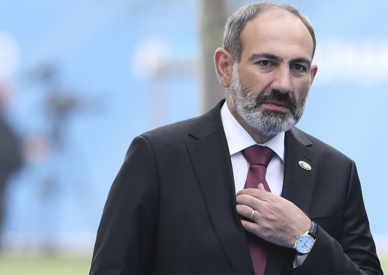 Armanistonda ayol bosh vazirga soyabon uloqtirdi