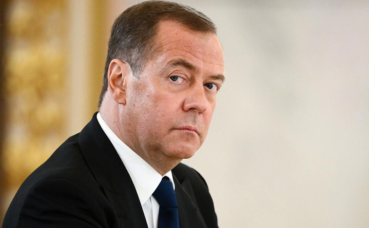 Medvedev Zelenskiyni o‘ldirishdan boshqa variant yo‘qligini aytdi