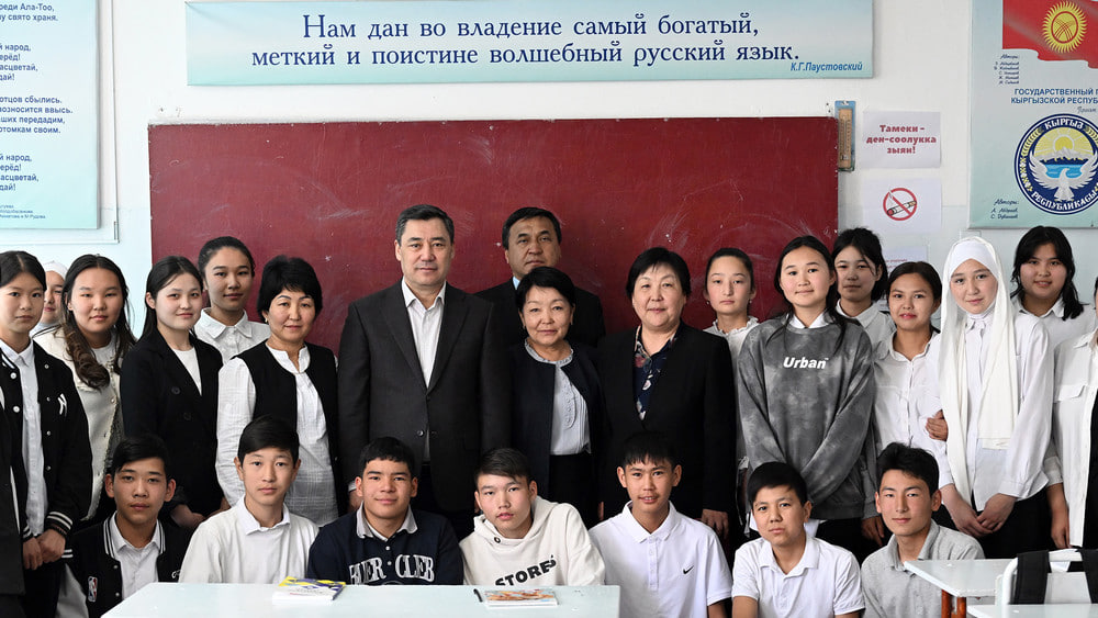 Japarovning rus tilini madh etuvchi yozuv fonida tushgan surati muhokamaga sabab bo‘ldi