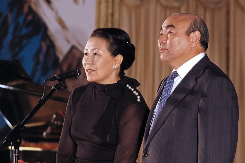Asqar Akayev rafiqasi bilan Qirg‘izistonga qaytdi