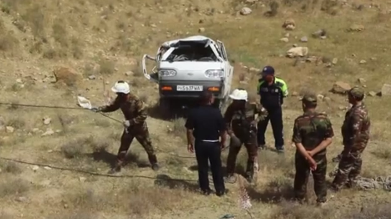 Qashqadaryo viloyati Qamashi tumanida Damas daraga ag‘darilib ketdi (video)