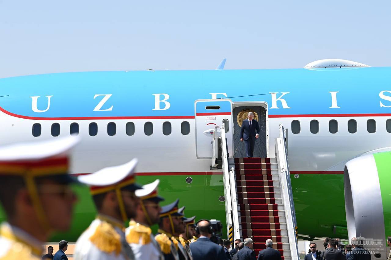 Shavkat Mirziyoyev Eronga yetib bordi (foto)