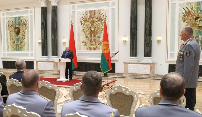 Лукашенко: Беларус қўшинлари тўлиқ жанговар шай ҳолатга келтирилди